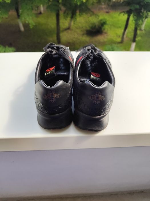 Sneakers Gucci din piele .