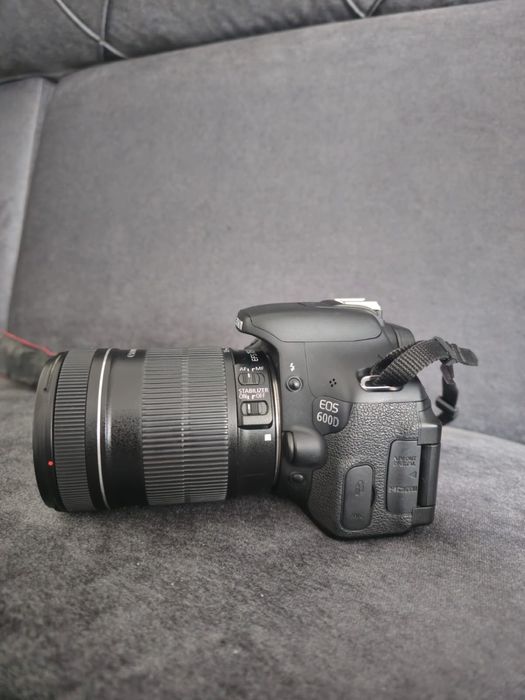 Canon EOS 600D + obiectiv canon zoom lens 18-135 mm image stabilizer
