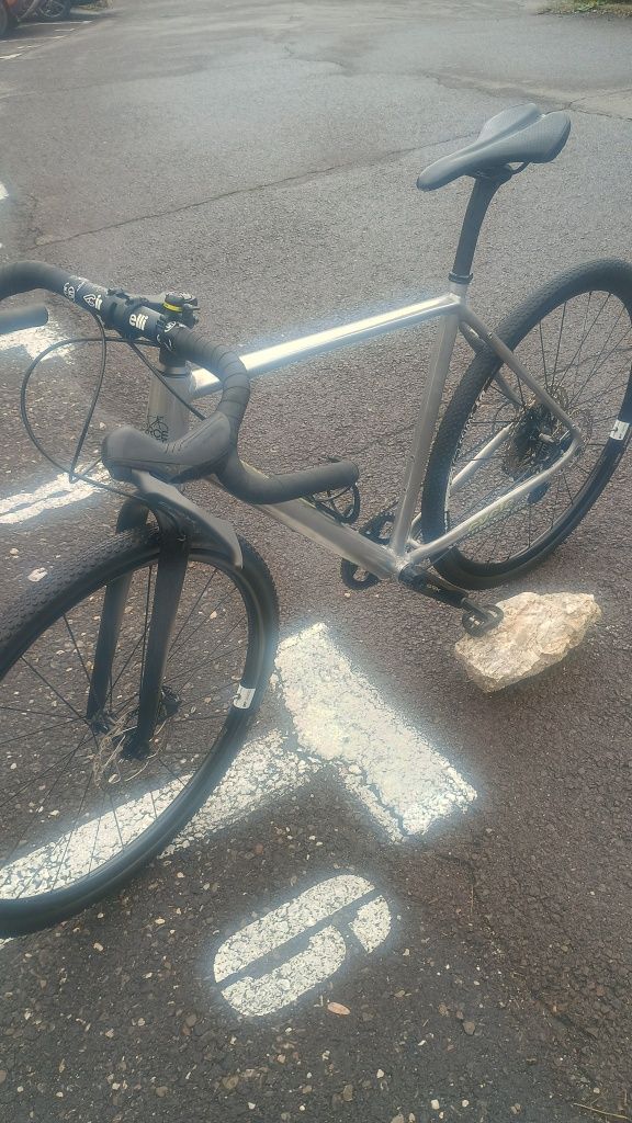 Vând bicicletă gravel personalizată