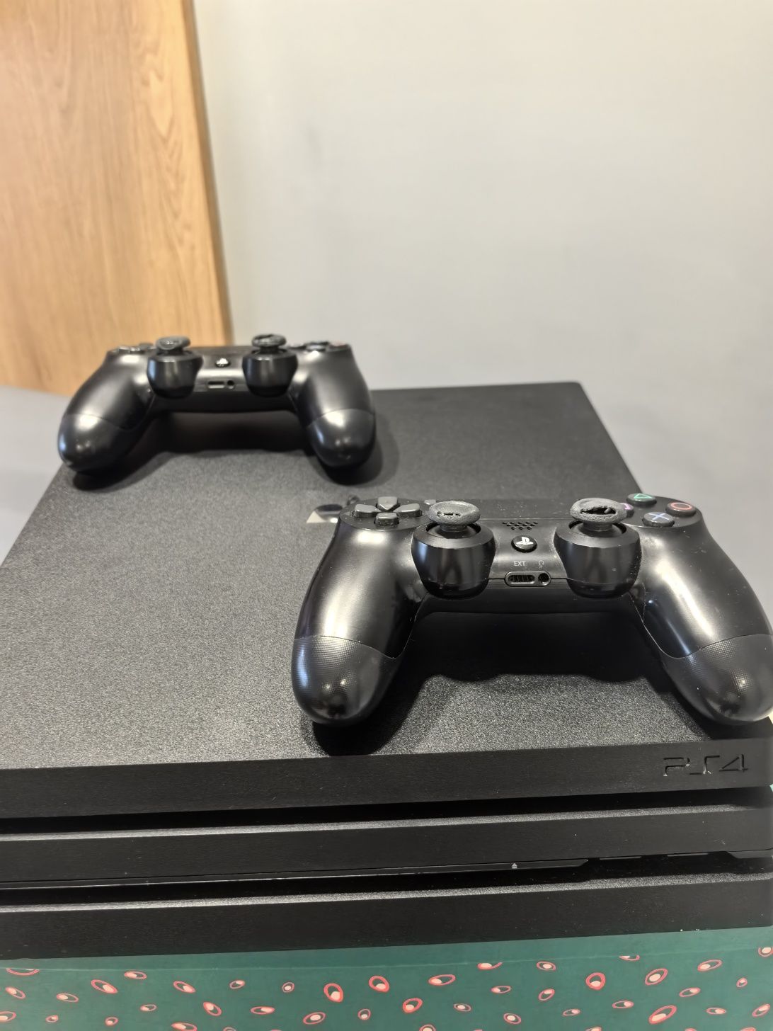 PlayStation 4 pro,с два джойстика