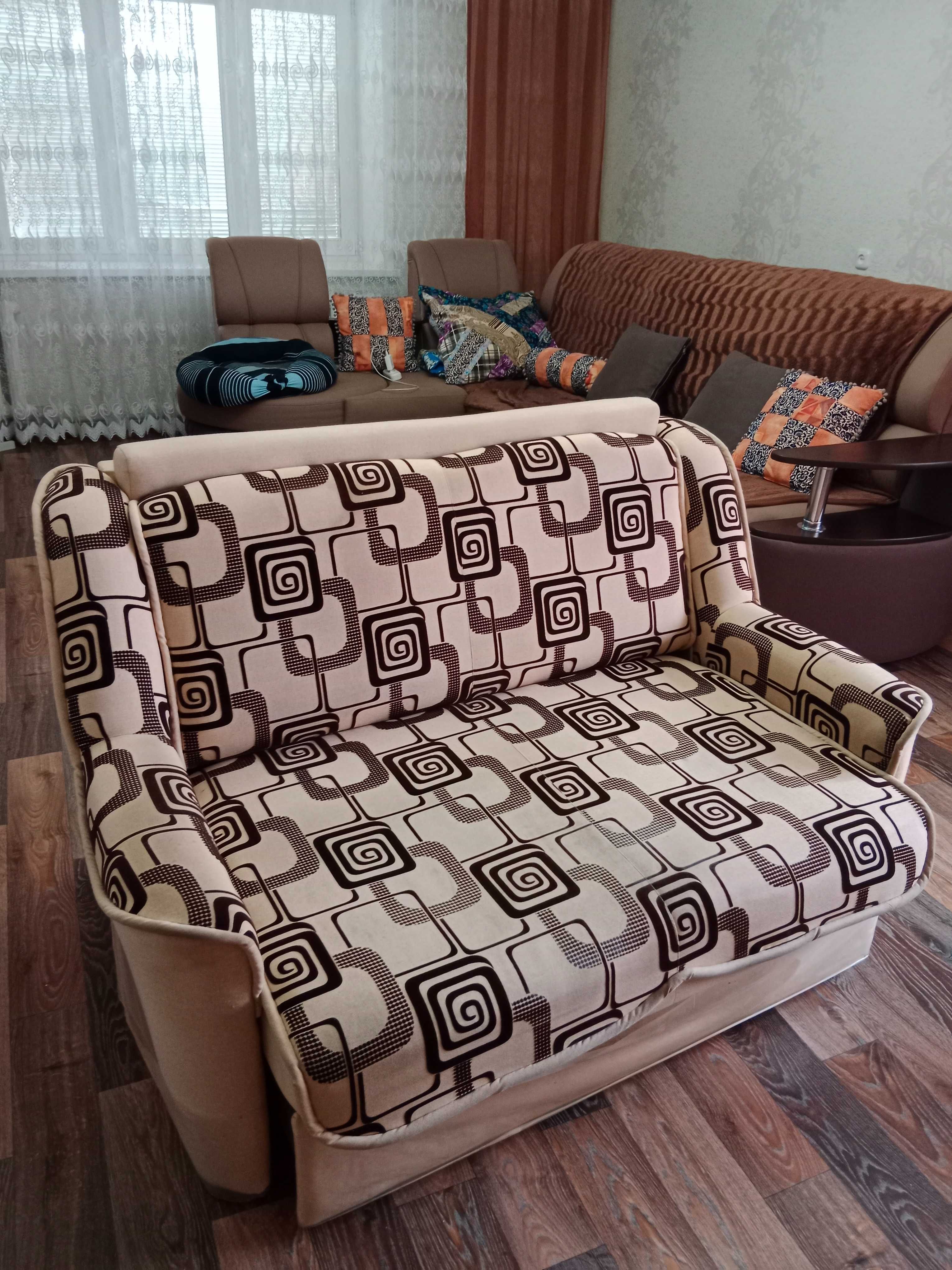 Диван мягкий, ширина 150см.