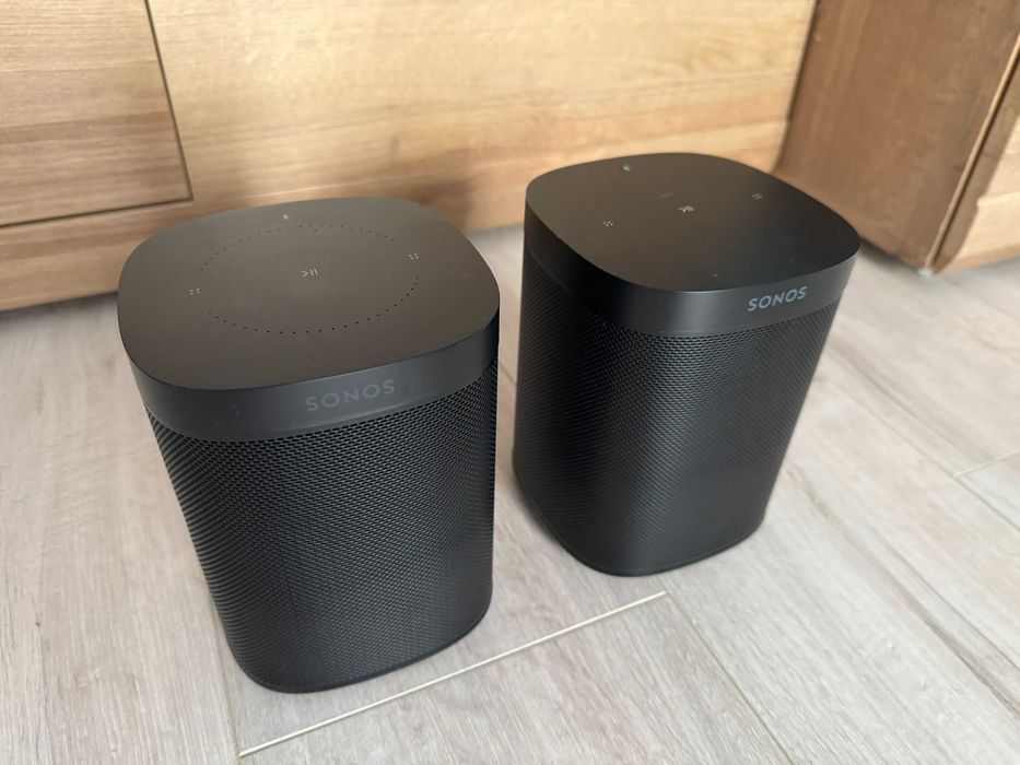 2x Sonos One + stands