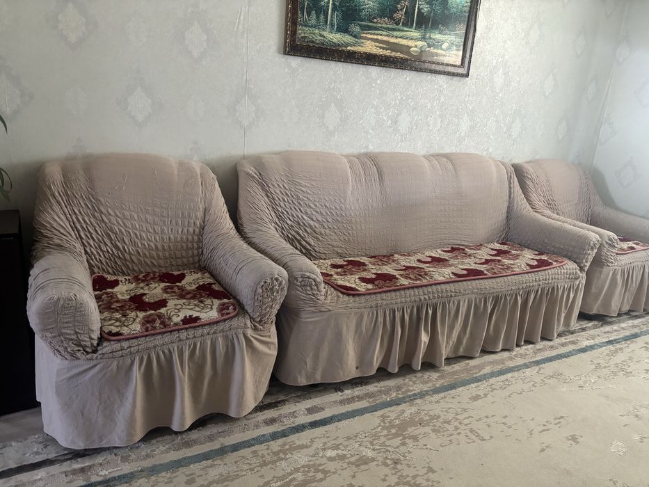Продам диван с двумя креслами