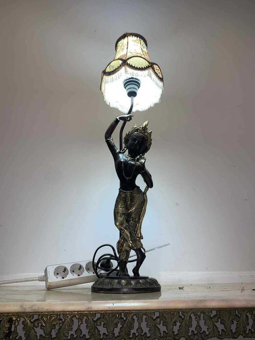 Veioza cu tenta asiatica