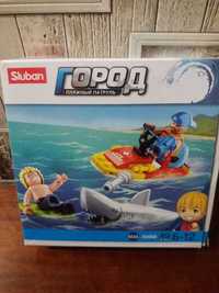 Лего серфер, акула и спасатель.