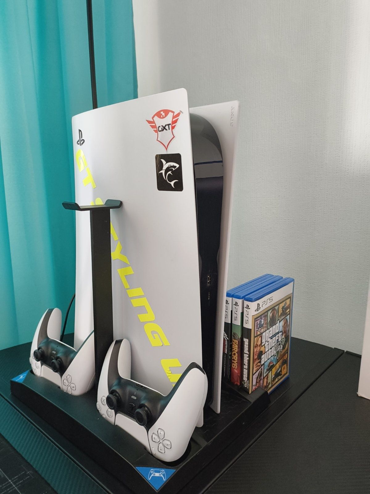 Playstation 5 с два контролера и игри
