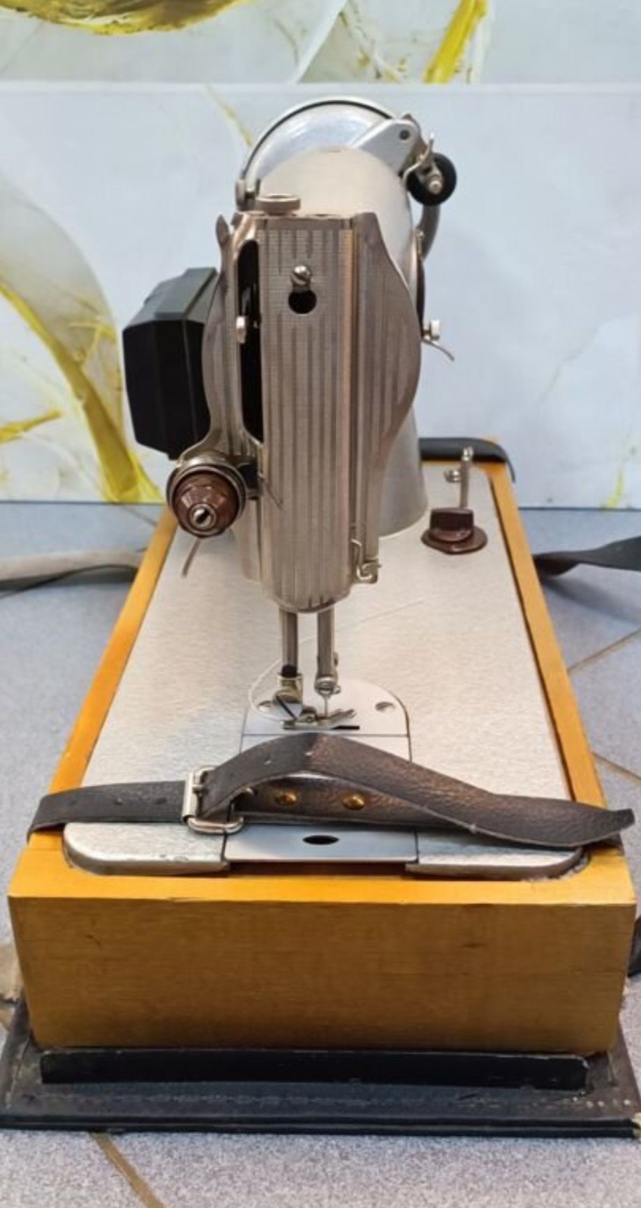 новая швейная машинка Подольск с электроприводом шьет отлично гарантия