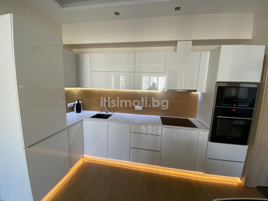 Под наем тристаен, €950, 82кв.м. в Център