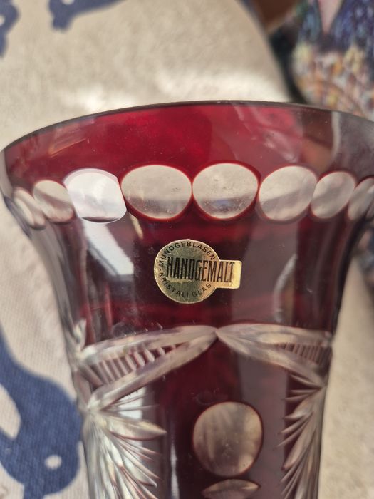 Vază din cristal rubin.