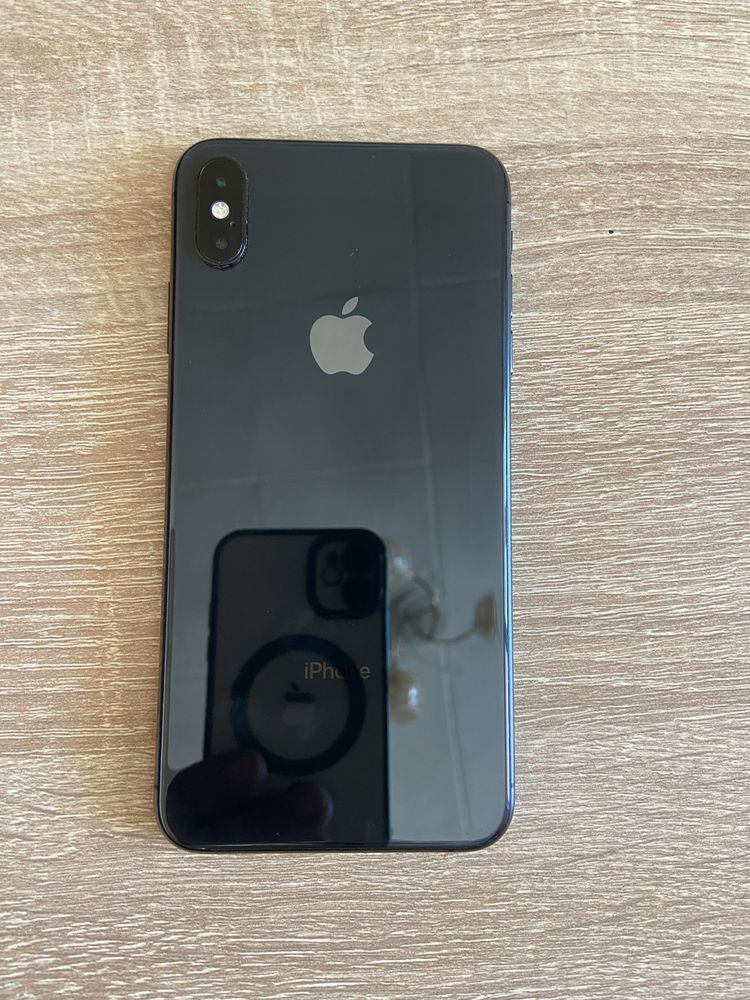 İphone XS Max.заключен към İcloud.