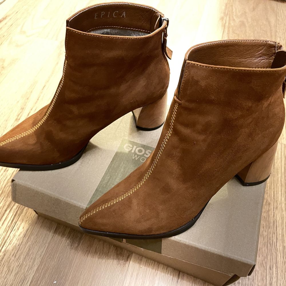 Vand botine piele naturala de caprioara