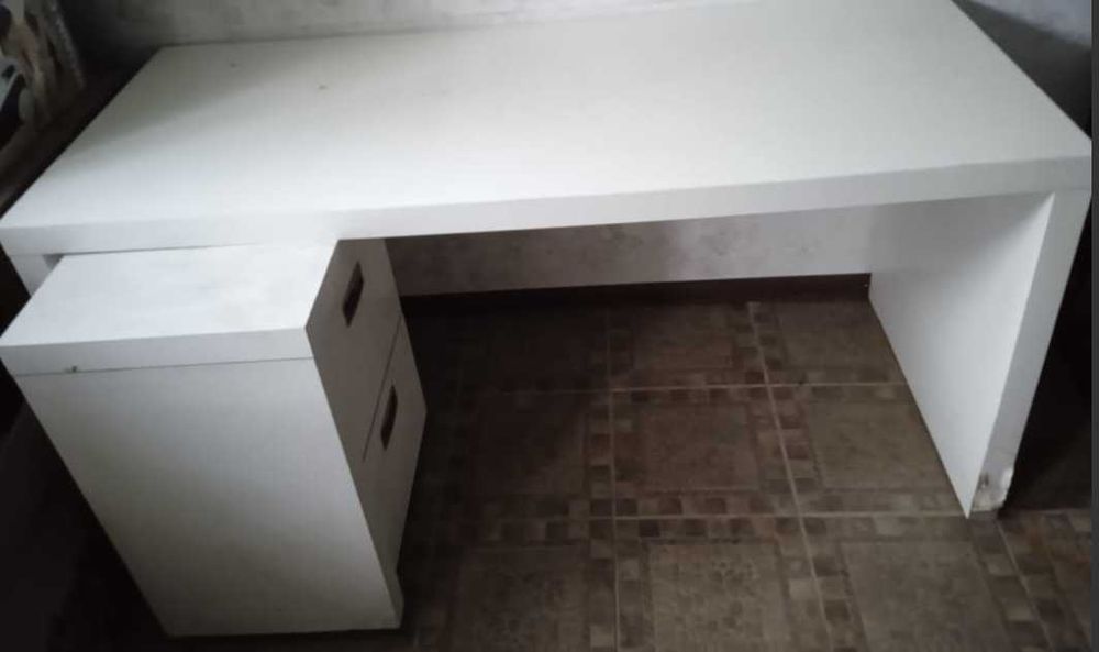 Продам белый письменный стол с тумбочкой