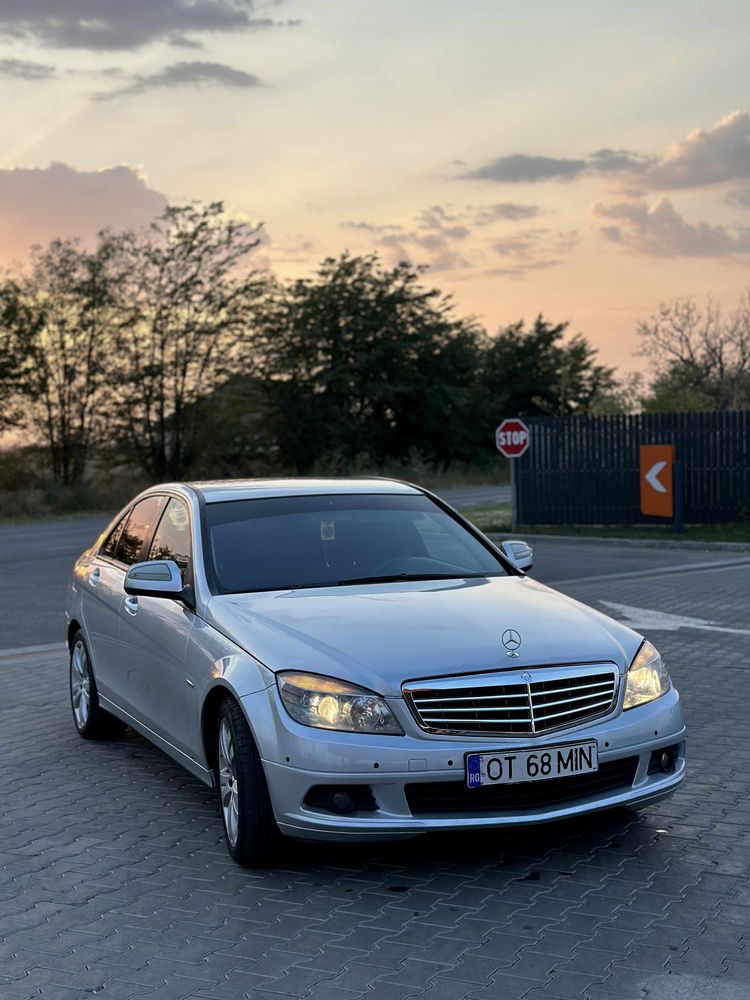 Vând Mercedes-Benz C-Class