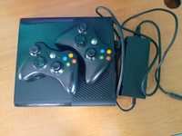 Consola Xbox 360 modata DVD, 2 controllere wirelles si multe jocuri