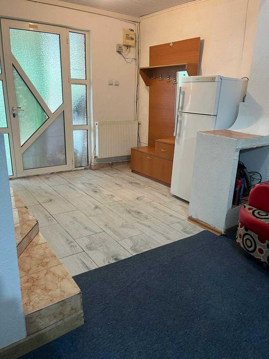 de inchiriat trei camere, casuta P+M, curte si parcare proprie