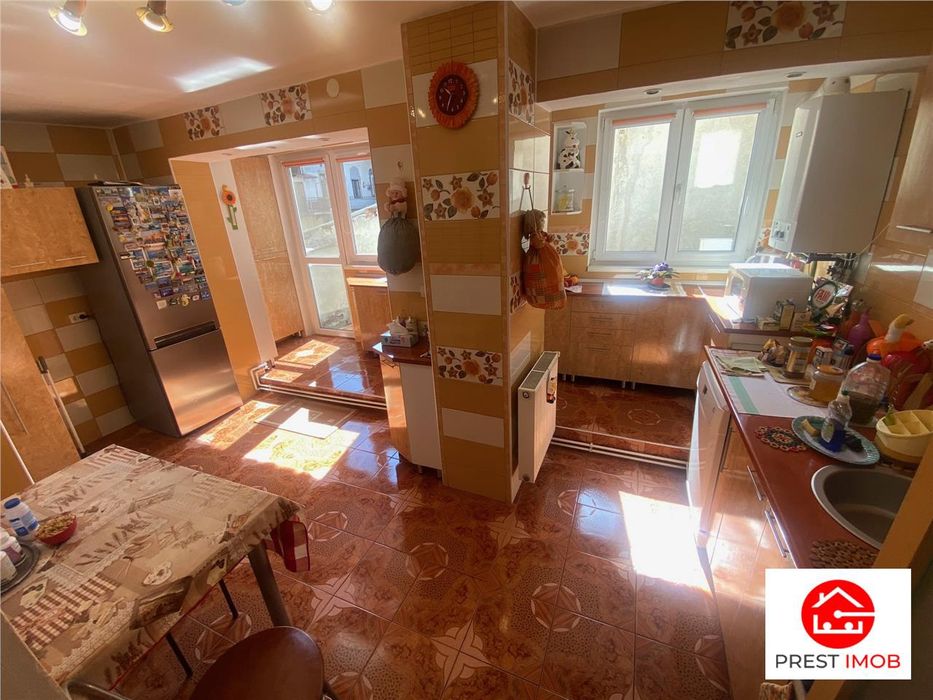 Vand apartament Ultracentral cu 4 camere,2 bai,etaj1/4, 113 mp