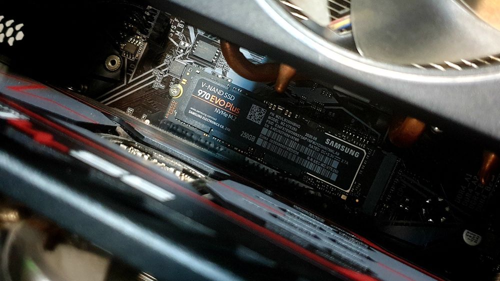 Геймърски компютър Ryzen 3500 16GB RAM RX 5600XT 250GB SSD 1TB HDD