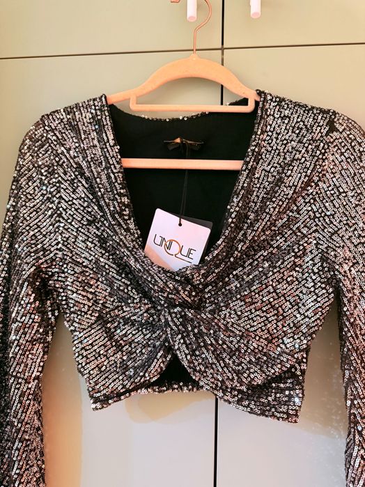 Черно и бяло пайетен топ