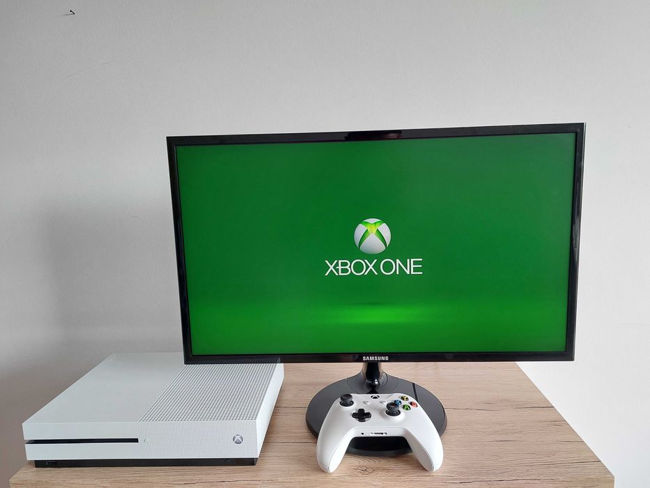 Vând consolă Xbos One S, 1TB