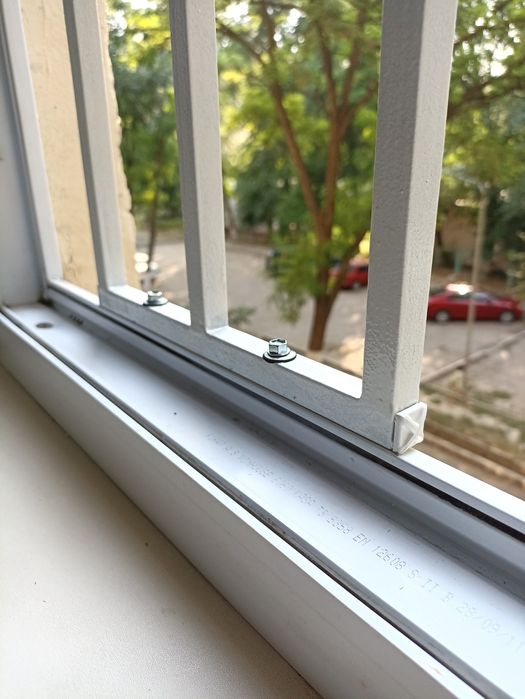 Защитные решетки на окна для безопасности детей