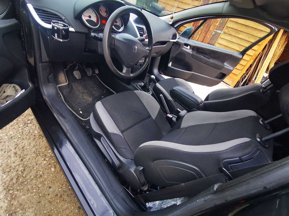 Peugeot 207 1.4 HDi • 96 cp • Consum mic • Sistem audio premium