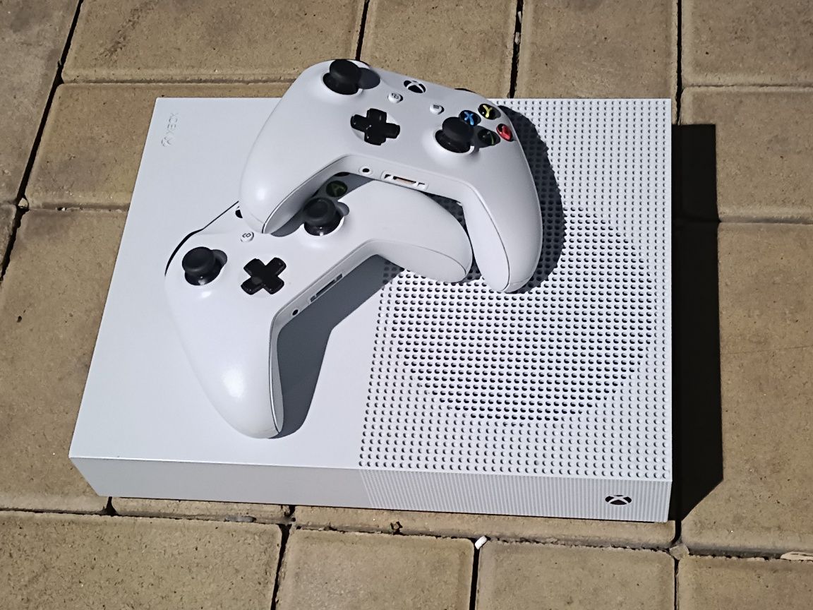 СРОЧНО Xbox One S 1TB + 2 геймпада + 9 игр + аккаунт (оригинал)