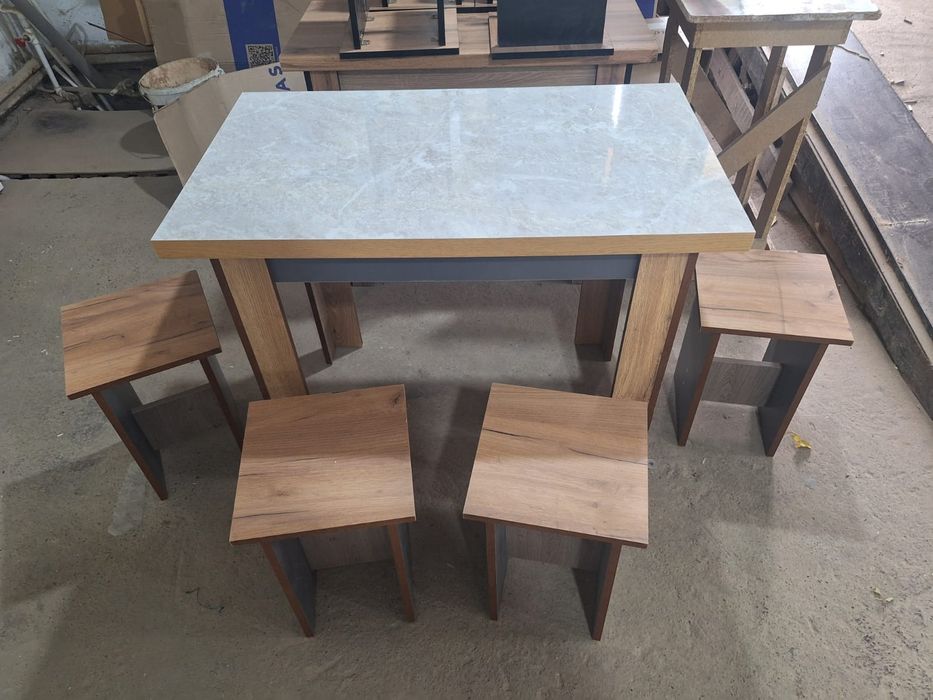 Продам новые стол и 4табуретки.