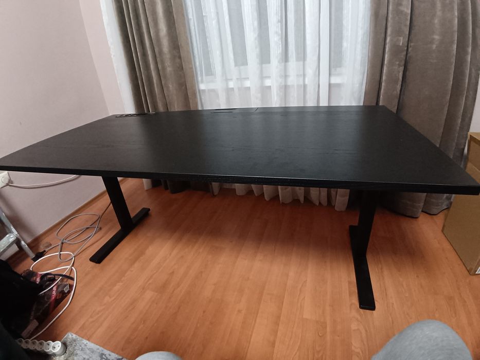 Регулируемо бюро Mittzon от икеа 140 на 60