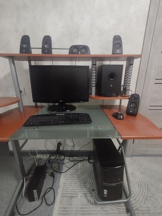 Продам компьтер с компьютерным столом и ИБП.