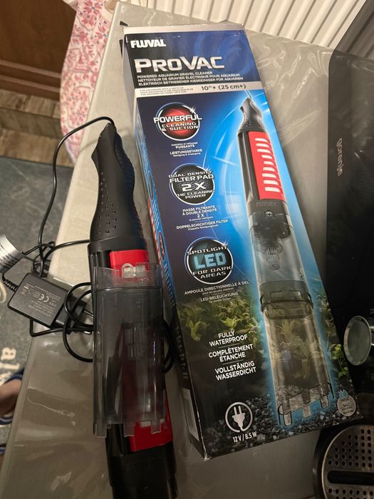 Vând acvariu cu pești + aspirator electric!