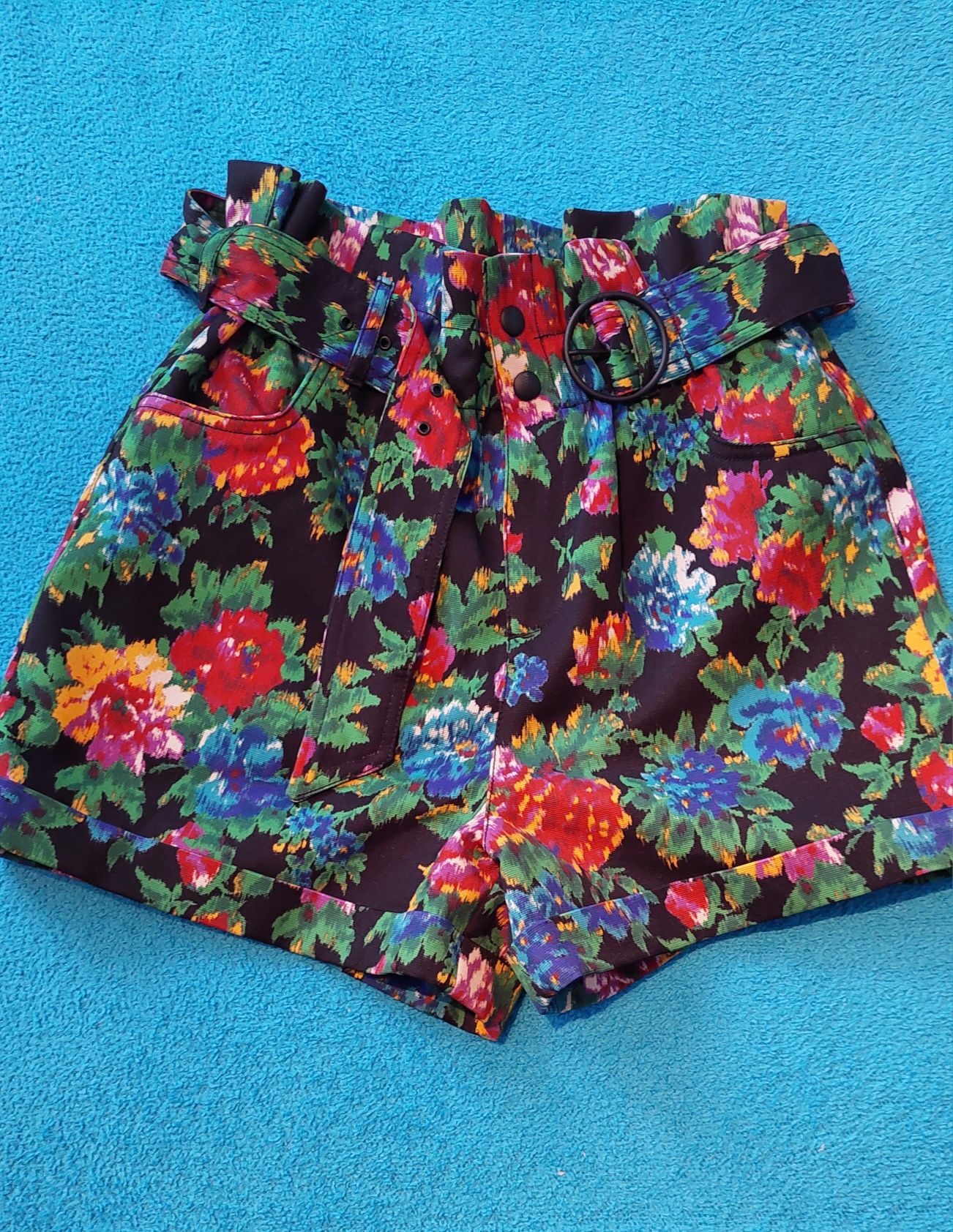 Къси панталони с флорални мотиви
