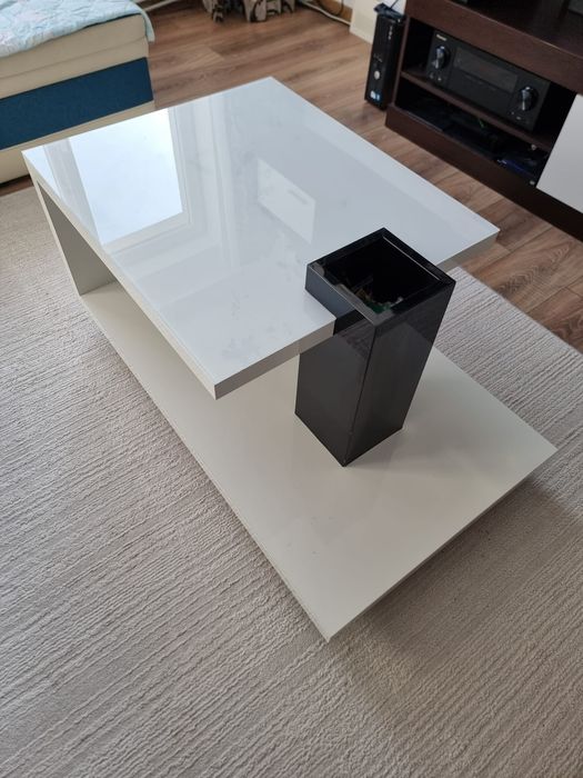 Masa din pal alb cu sticla