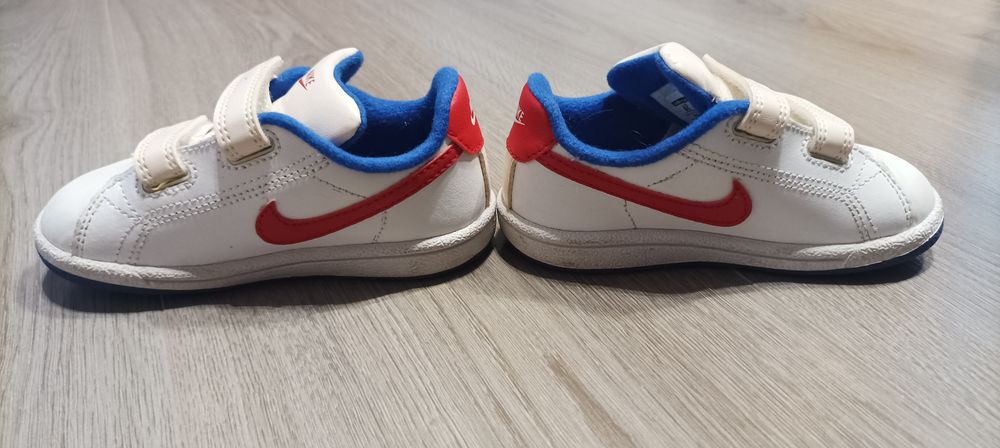 Vând adidasi Nike