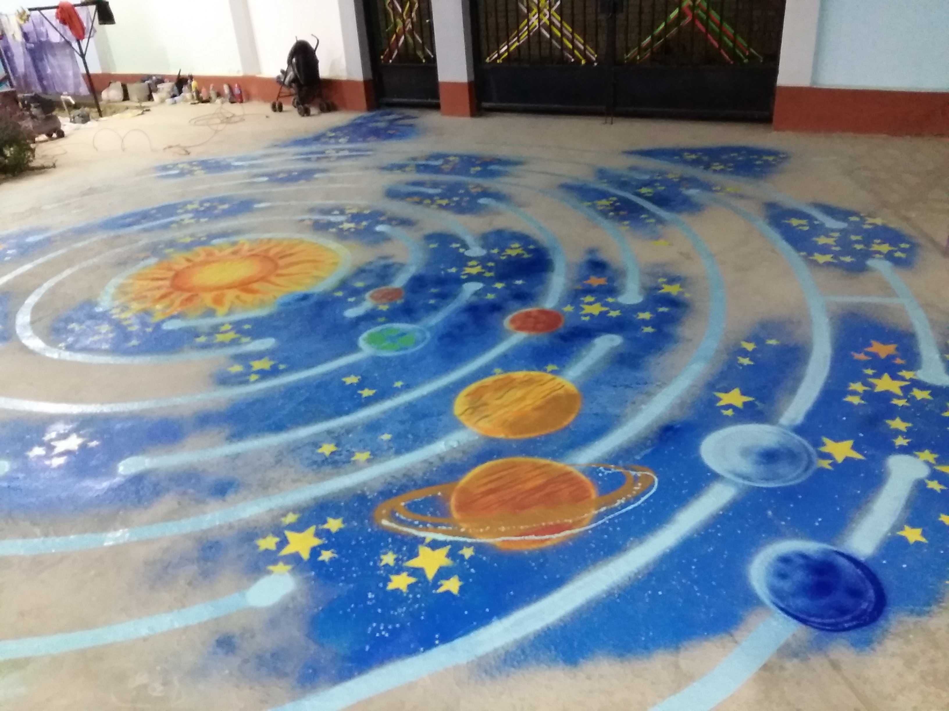 Покраска площадки в детском саду. Рисунки на стене