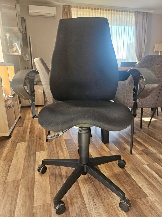 Продавам офис стол в отлично състояние с няколко функции за комфорт