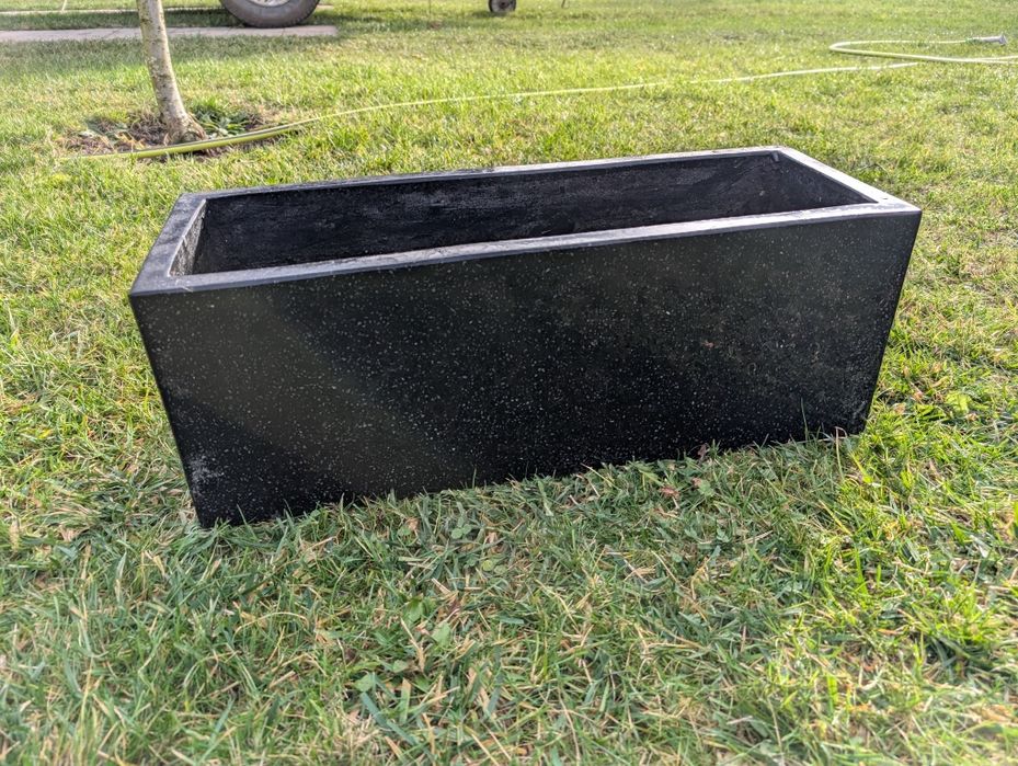 Jardiniera de flori din ciment