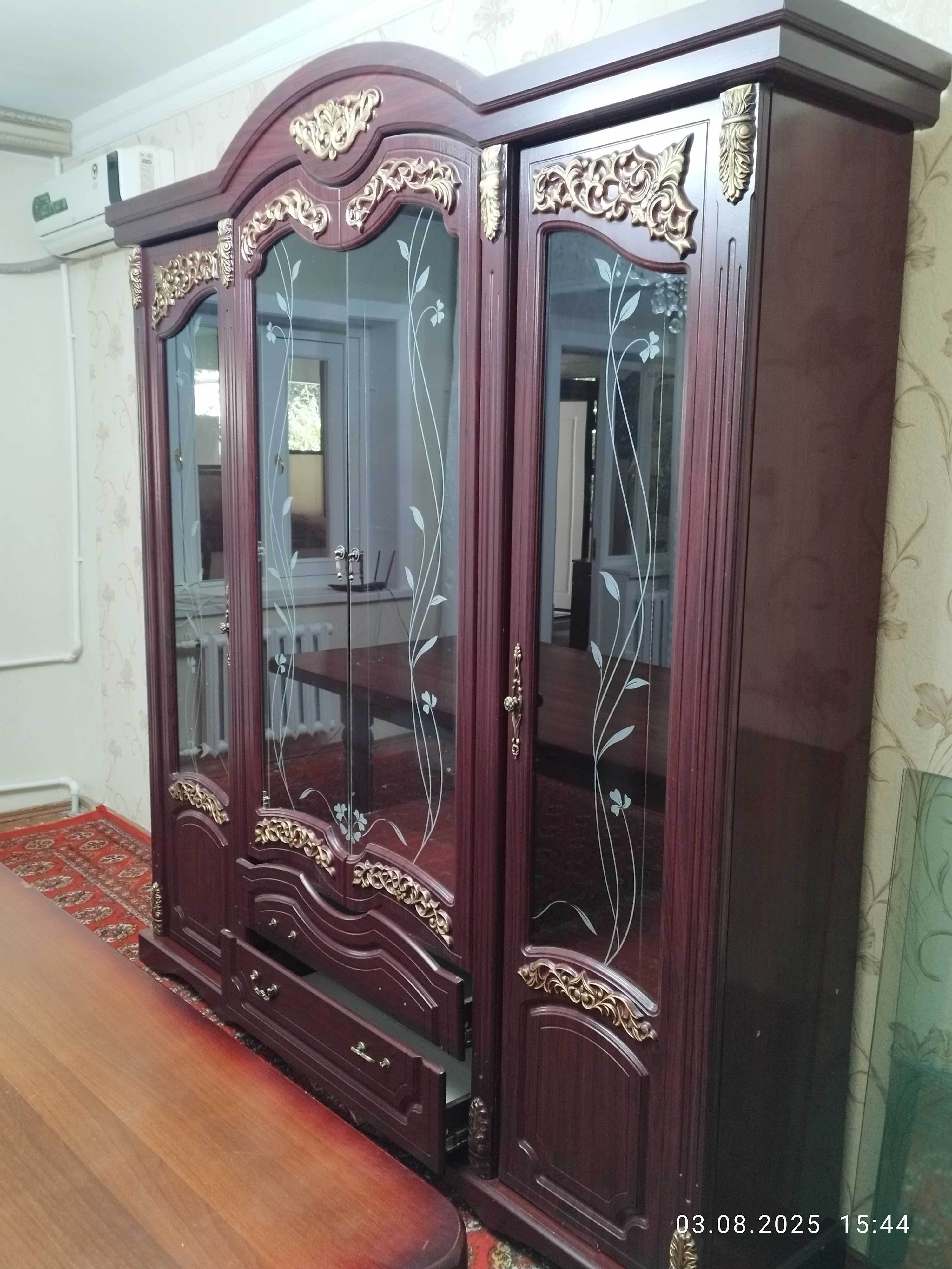 Продается стенка и трюмо для гостиной
