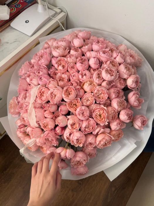 Букет цветов очень красивые и тольо пришли