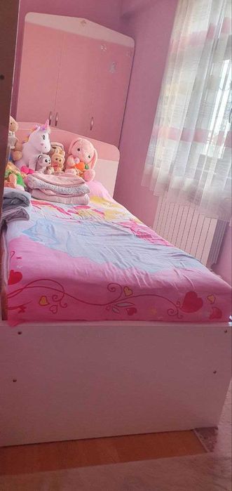 2 кровать, шкаф и компьютерные стол и еще 1 тумбочка