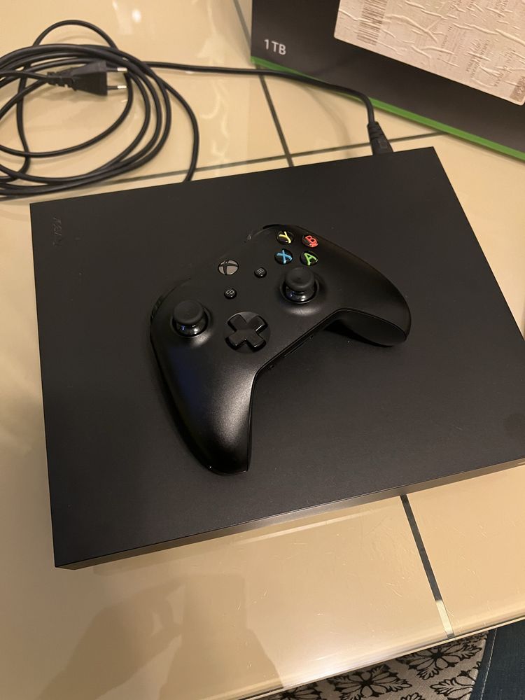 Xbox ONE X 1TB la cutie , cumparat de la Emag