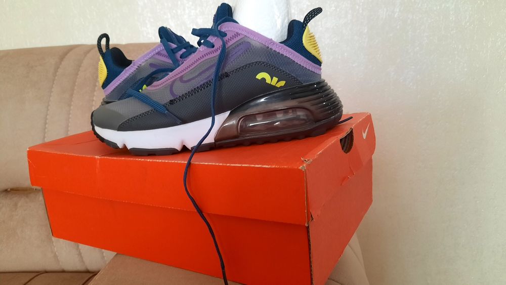 Женские кроссовки 36