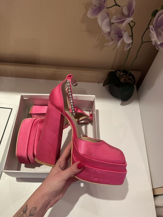 Розови обувки с ток