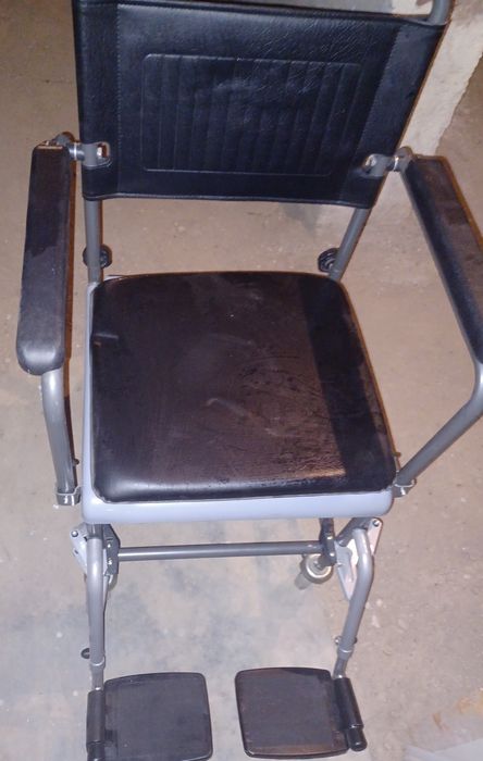 Vand scaun pentru persoane in varsta sau cu dizabilitati