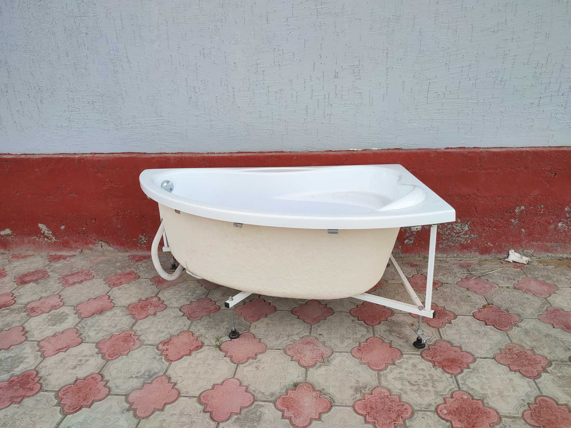 Продам угловую акриловую ванну, б/у