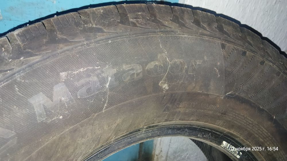 Резина зимняя,шипованная 235/75/R15.