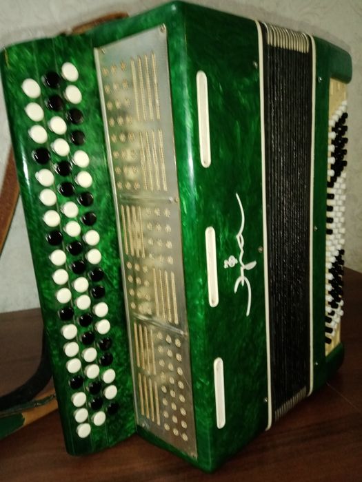 Продам баян в отличном состоянии в г. Уральске.