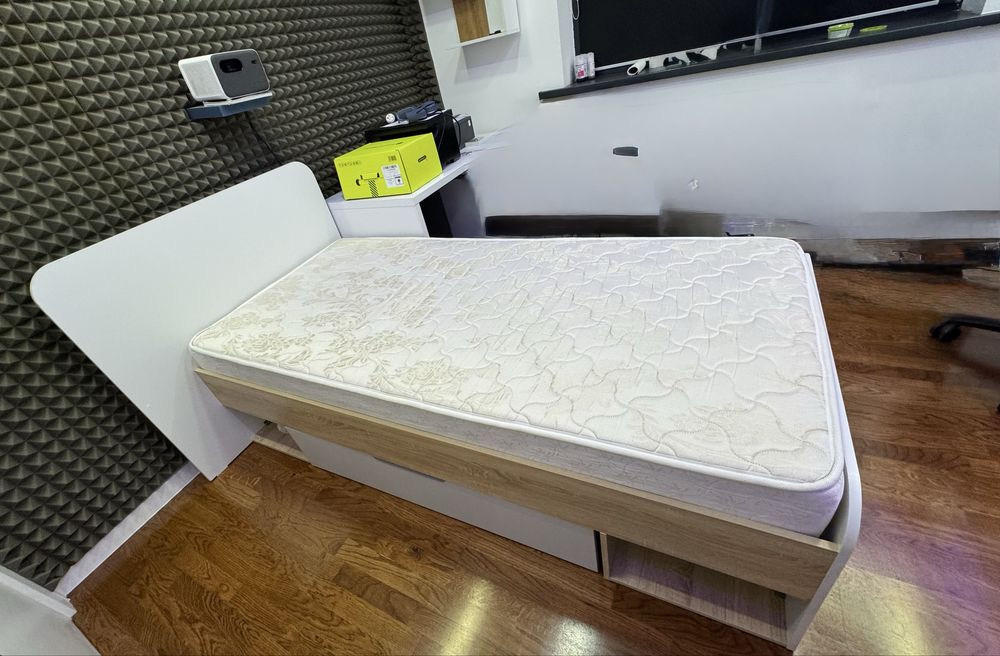 Продам кровать с матрасом