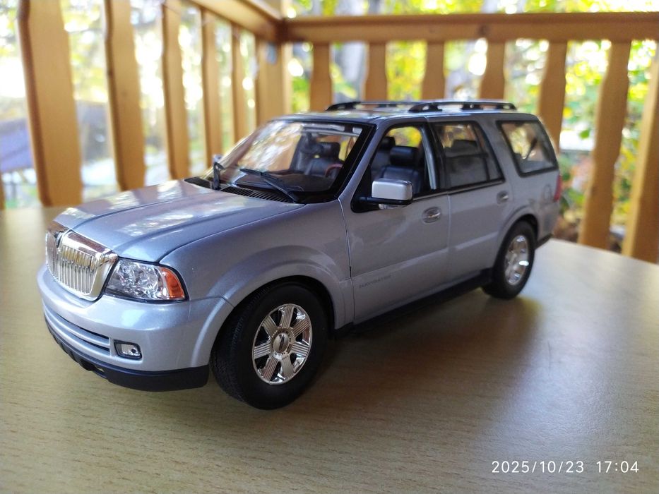 1:18 Метален модел на Lincoln Navigator 2005 Welly