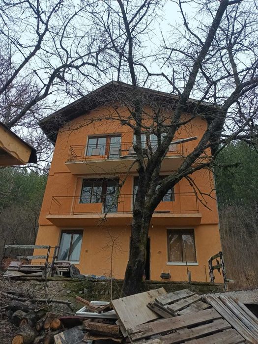 Двуетажна къща застроена върху мазе, с. Сопица, област Перник