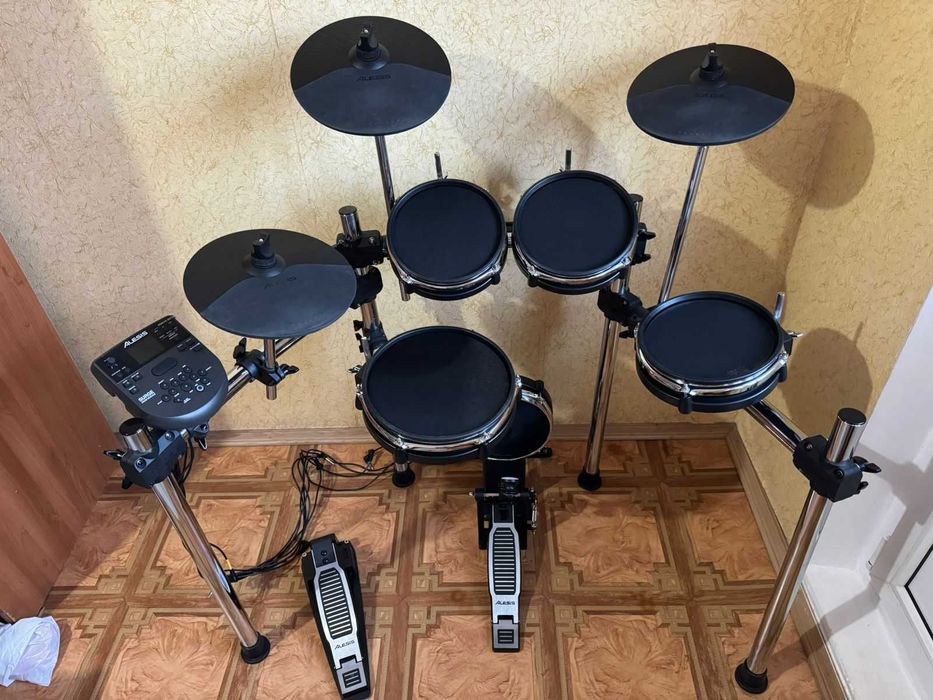 Продам электронную ударную установку Alesis SurgeMeshKit